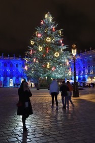 France, Meurthe-et-Moselle (54), Nancy, place Stanislas (ancienne Place Royale) lors de la fête de la Saint-Nicolas, classée Patrimoine Mondial de l'UNESCO, le grand sapin  de Noël décoré