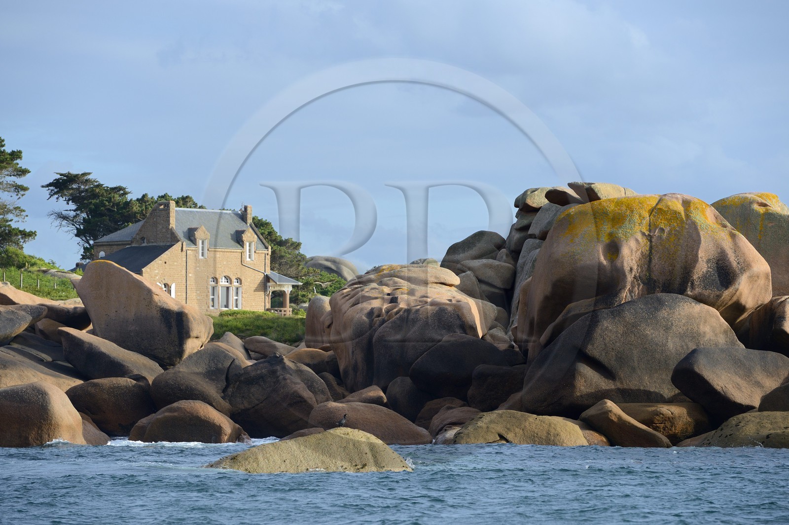 France, Côtes-d'Armor (22), Côte de Granit Rose, Perros-Guirec, maison de Ploumanac'h vers la pointe de Squewel et le phare de Mean Ruz