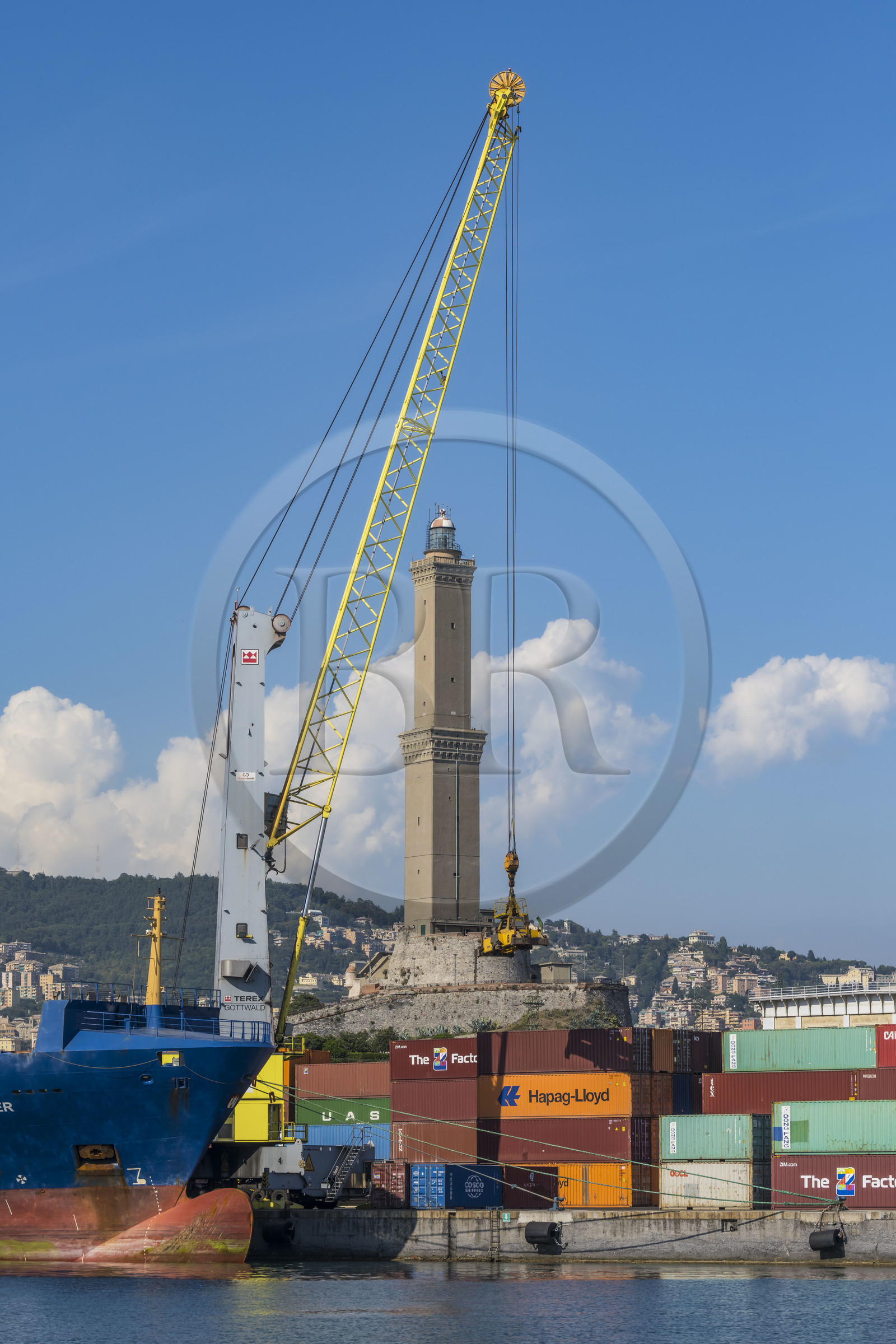 Italie, Ligurie, Gênes, le terminal conteneur du port de commerce et le phare de la Lanterna en arrière plan