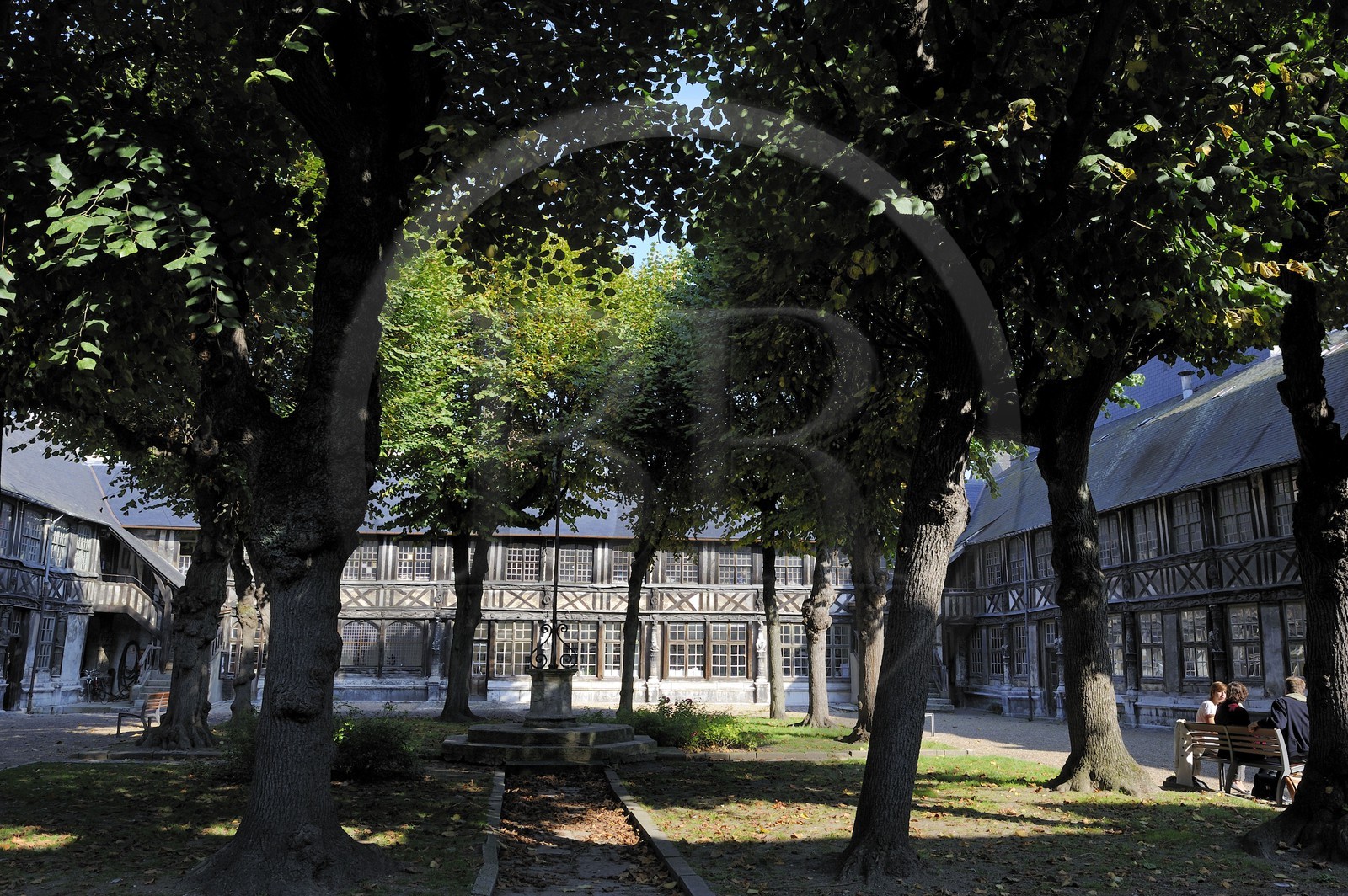 France, Seine-Maritime (76), Rouen, l'Aître Saint-Maclou, ancien ossuaire crée pendant la Grande Peste noire de 1348, qui abrite aujourd'hui l’Ecole des Beaux-Arts