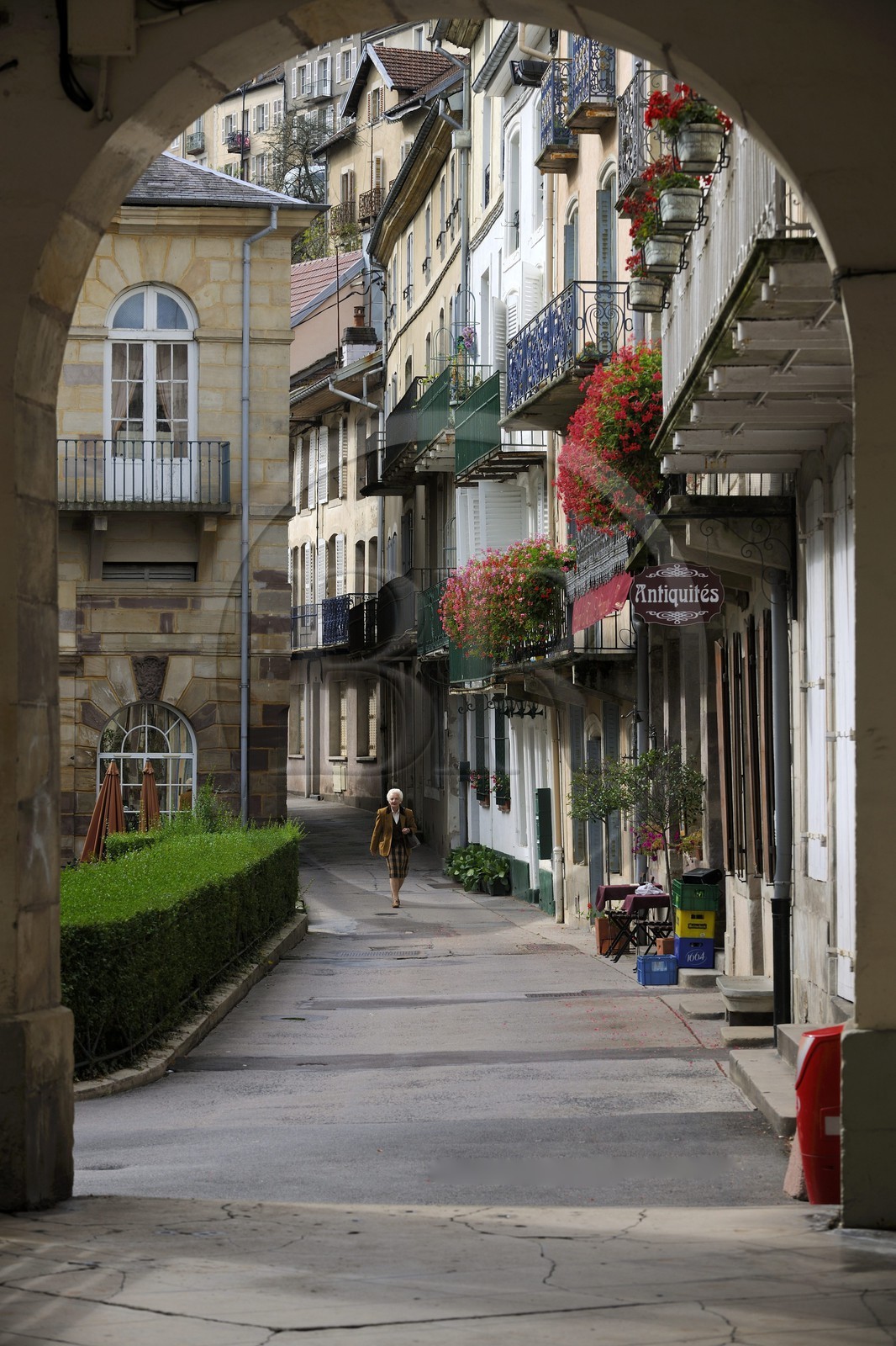 France, Vosges (88), Station thermale de Plombières-les-Bains, place du Bain Romain au bout de la maison des arcades