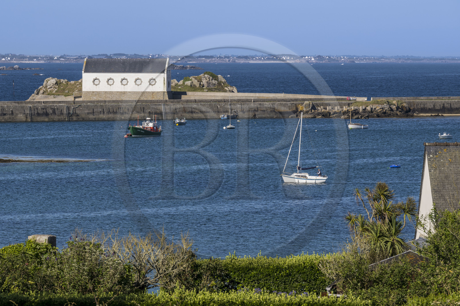 France, Finistère, Ponant Islands, Ile de Batz (Batz Island), Porz-Kernok bay in the channel
