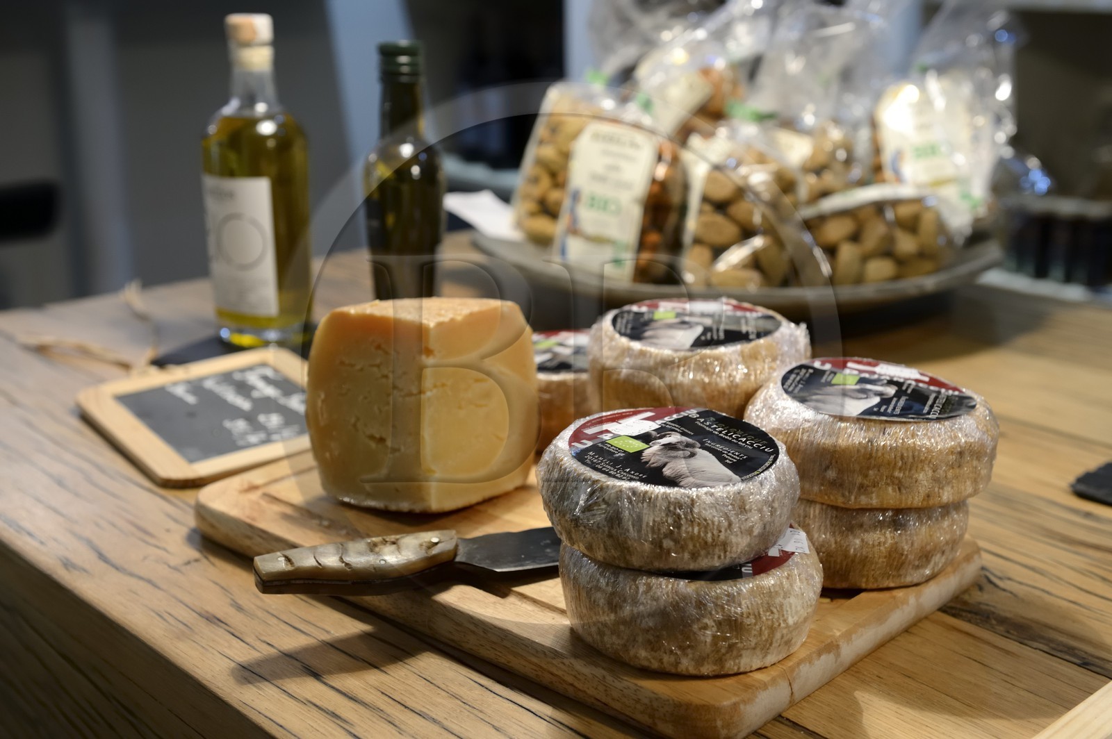 France, Corse-du-Sud (2A), Ajaccio, le concept store Bio Kinov, vente de fromages et autres produits corses