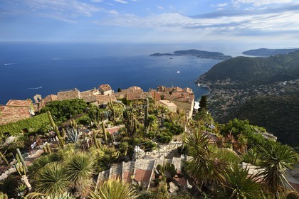 France, Alpes-Maritimes (06), le village perché d'Eze et son Jardin Exotique, Saint-Jean-Cap-Ferrat en arrière plan
