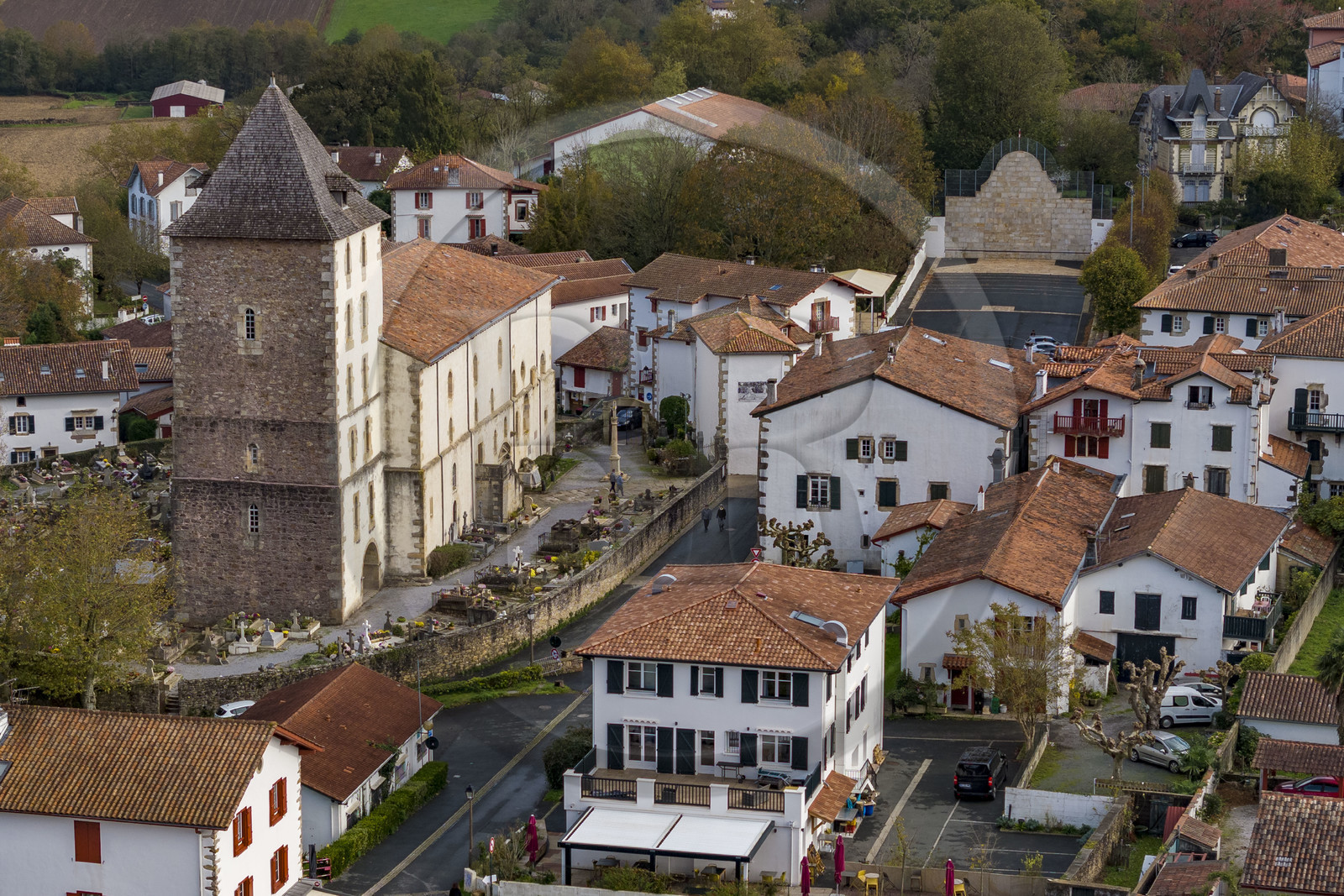 France, Pyrénées-Atlantiques (64), Pays-Basque, Sare, labellisé Les Plus Beaux Villages de France, église fortifiée Saint-Martin (vue aérienne)