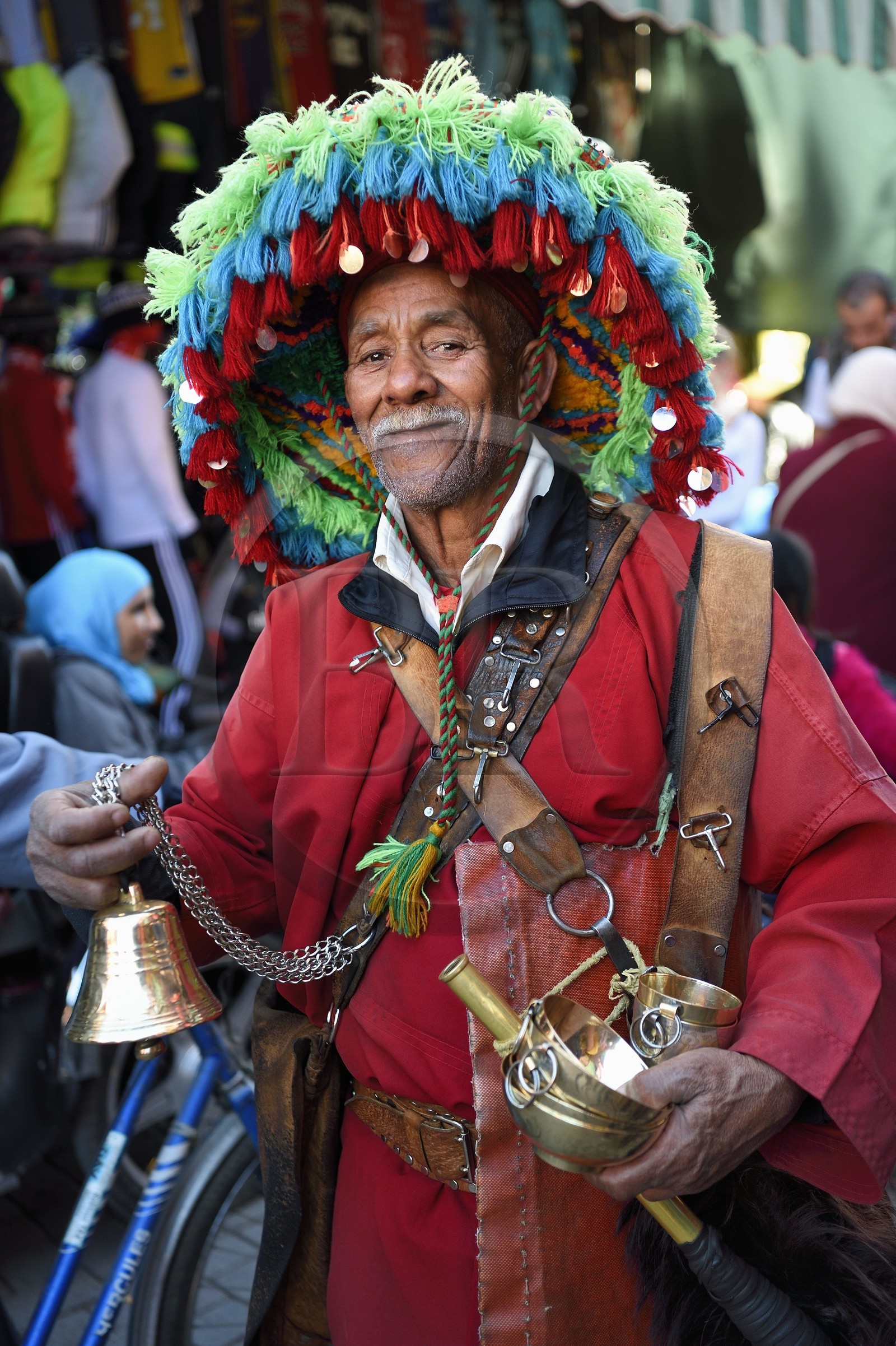 Maroc, Haut-Atlas, Marrakech, ville impériale, Médina classée Patrimoine Mondial de l'UNESCO, guerrabas ou porteur d'eau ambulant dans les souks