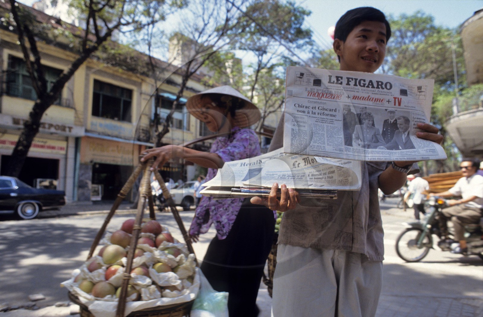 Vietnam, Ho Chi Minh Ville (Saigon), vendeur de journaux fran