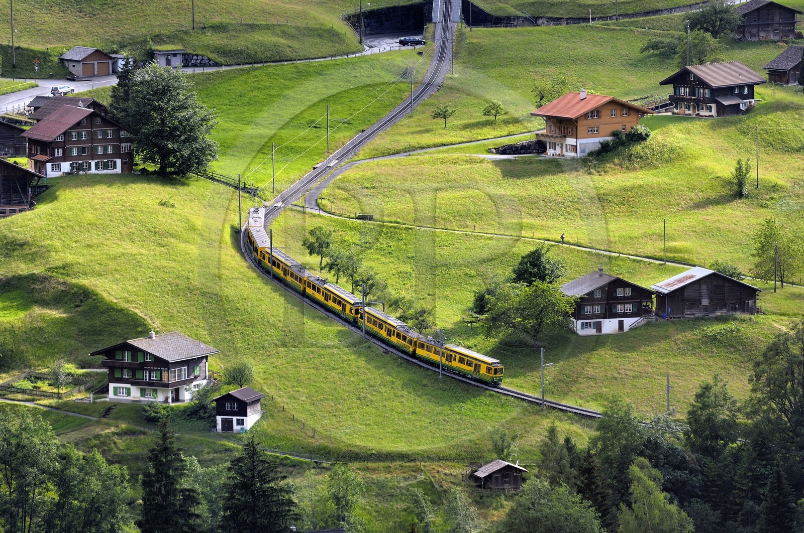 Suisse, Canton de Berne, Oberland bernois, le train du massif de la Jungfrau classé Patrimoine Mondial de l' UNESCO, allant au col de la petite Scheidegg (plus haute gare d' Europe)