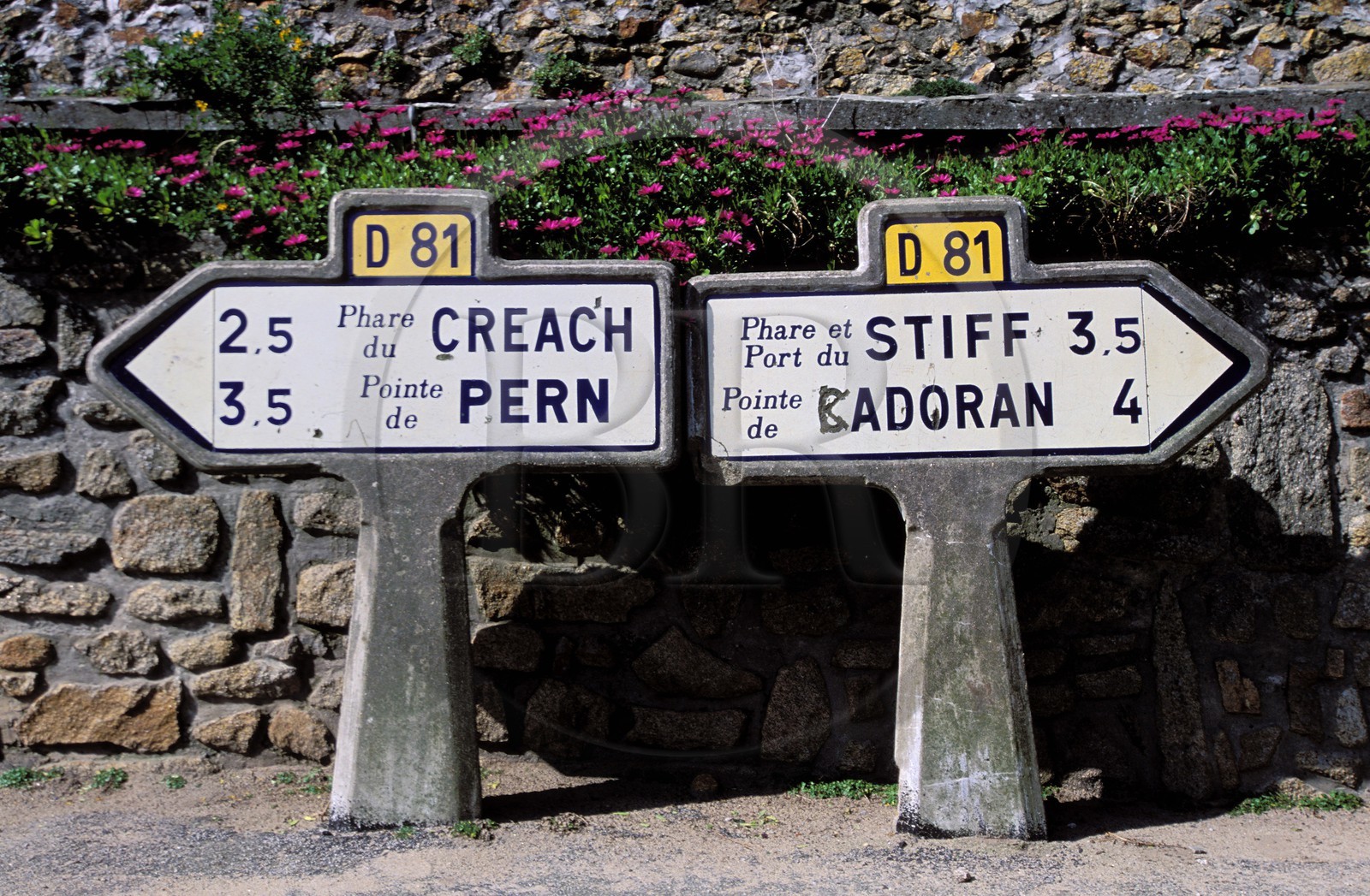 France, Finistère (29), île d'Ouessant, Lampaul, des panneaux routiers