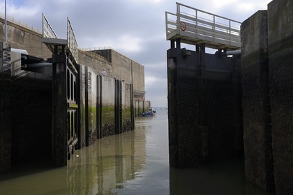 France, Loire-Atlantique (44), port de Saint-Nazaire, écluse de l'entrée Est du bassin