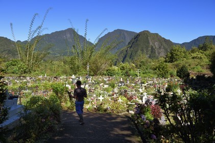 France, Ile de la Reunion, Cirque de Salazie, classé Patrimoine Mondial de l'UNESCO, Hell-Bourg, labellisé les Plus Beaux Villages de France, le cimetière constitué de tombes en pleine terre fleuries naturellement, le Piton d'Anchaing en arrière plan