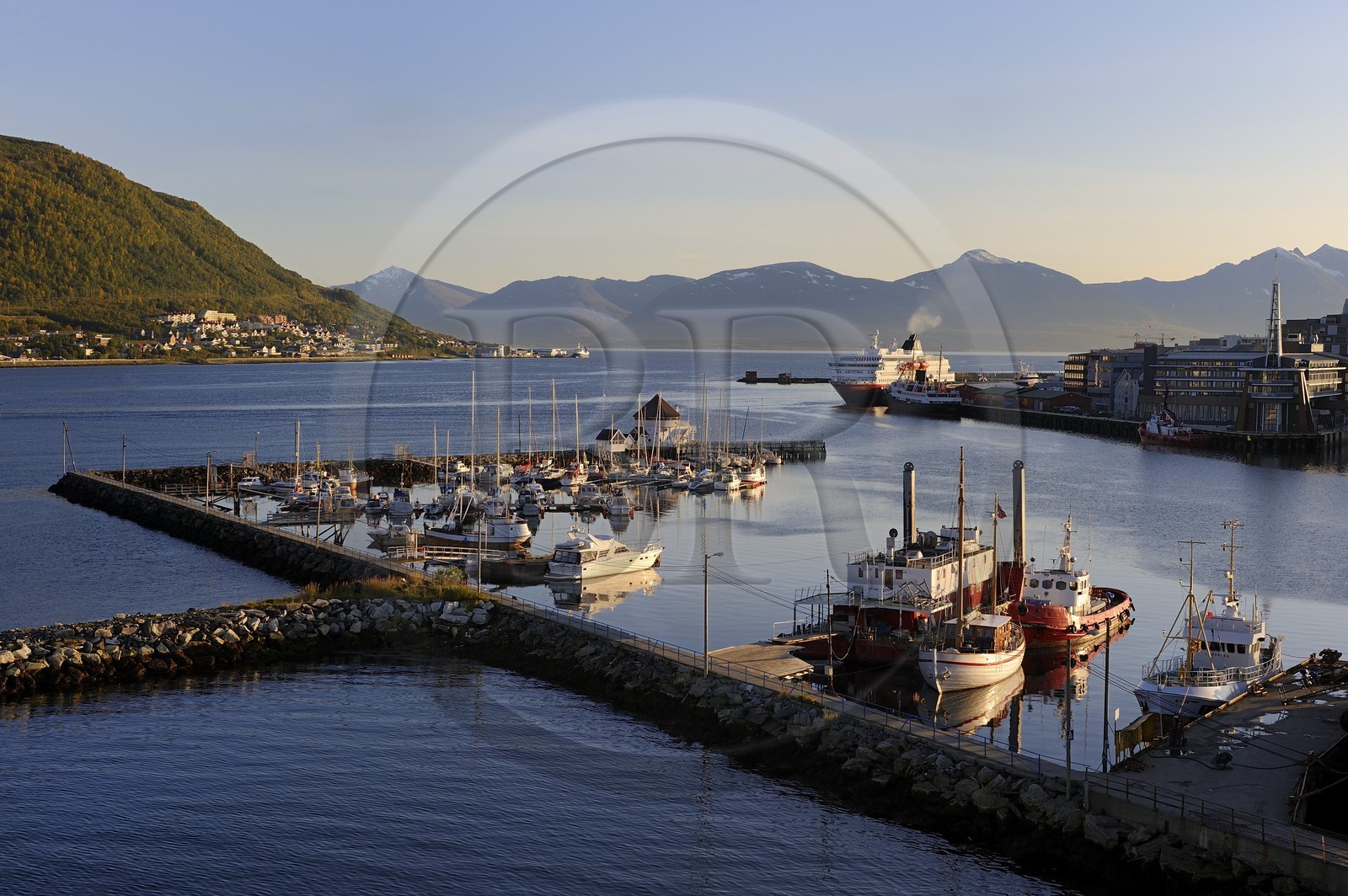 Norvège, Troms, port de Tromso dans le fjord Tromsesundet