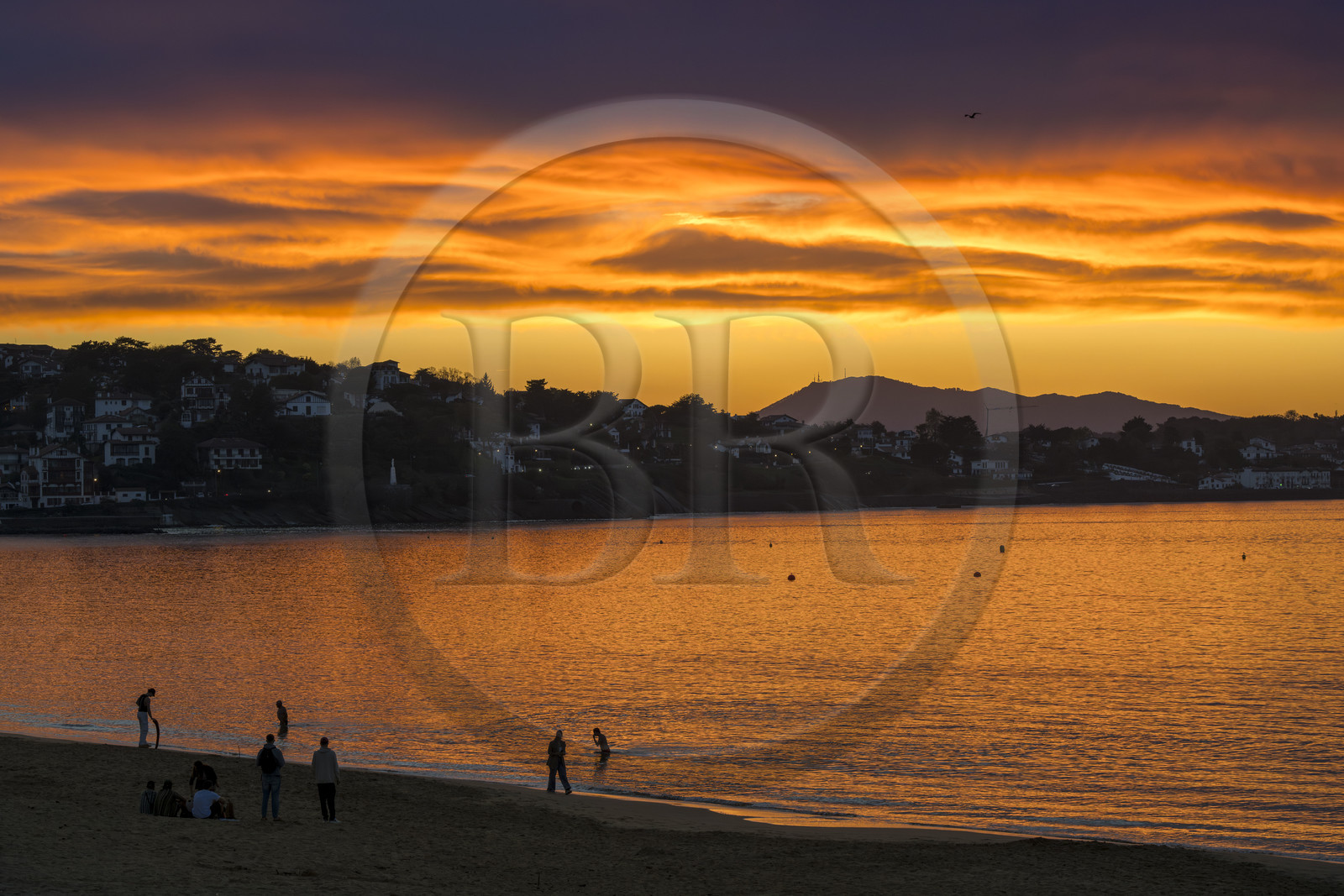 France, Pyrénées-Atlantiques (64), Pays-Basque, Saint-Jean-de-Luz, promeneurs sur la Grande Plage, la côte de Ciboure dans la baie et le mont espagnol Jaizkibel en arrière plan