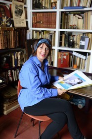 Paris (75), Cité Véron au 94 Bd de Clichy, appartement de Boris Vian, couverture du livre que lui consacre Nicole Bertolt qui gère le souvenir et l'oeuvre de Vian