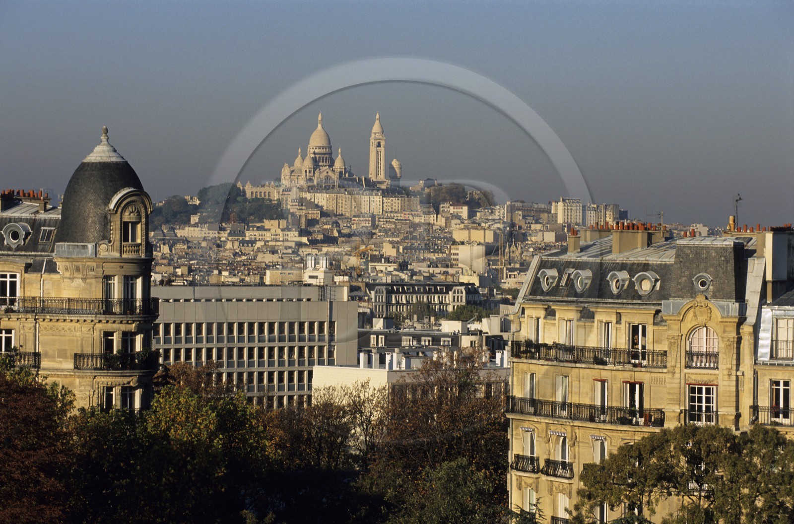 France, Paris 19ème (75), immeubles post-haussmanniens rue Manin et le Sacré-Coeur