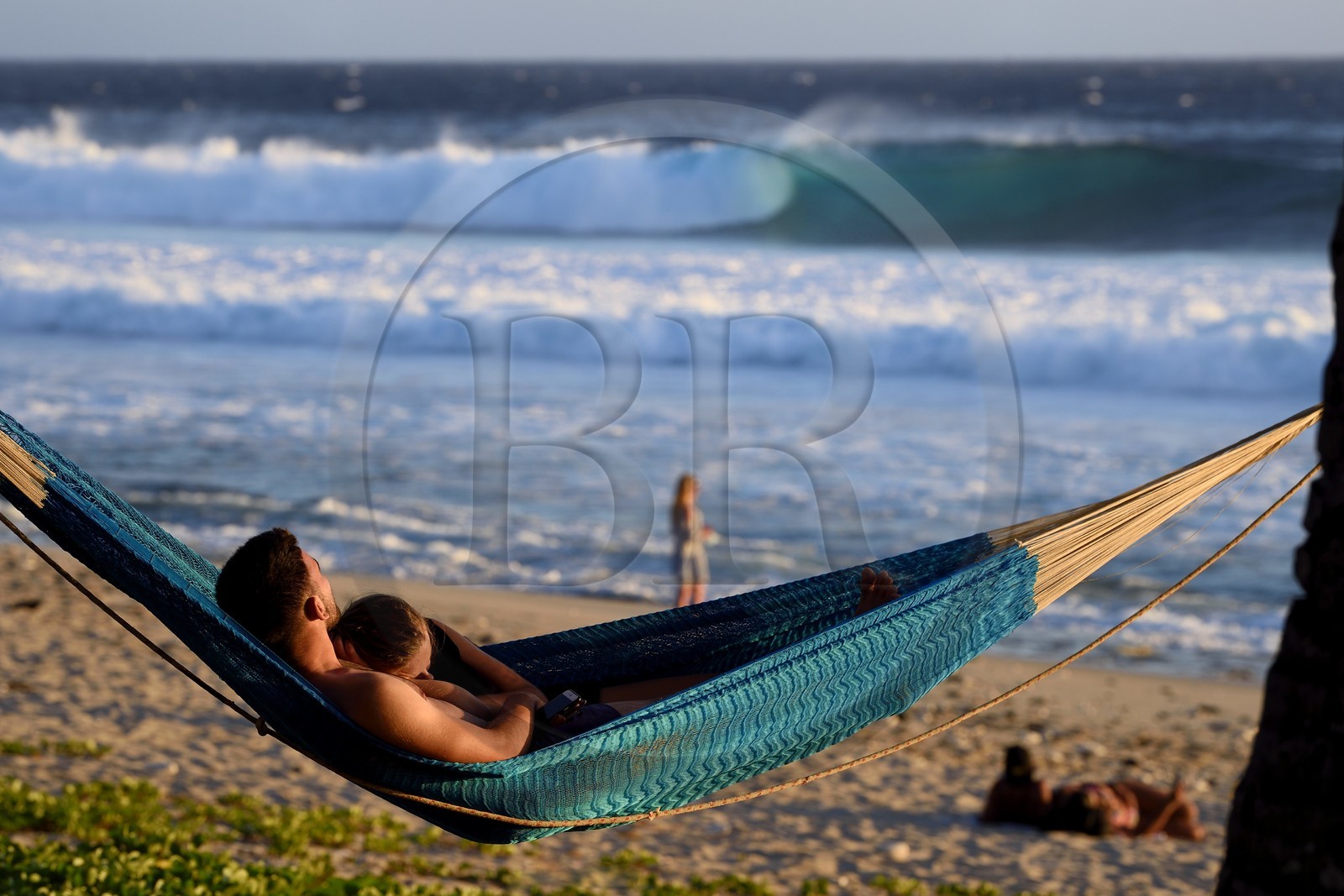 France, Ile de la Reunion, Petite-Ile sur la côte sud, plage de Grand-Anse, hamac tendu entre deux palmiers