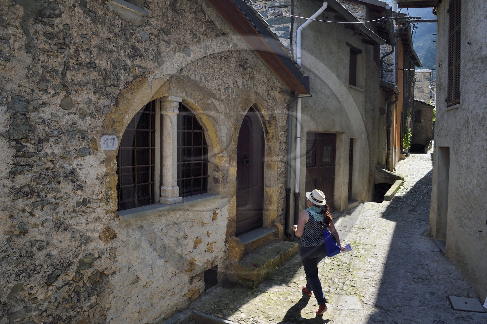 France, Alpes-Maritimes (06), vallée de la Roya (arrière-pays niçois), au pied du parc national du Mercantour, Tende, maison médievale rue Béatrice