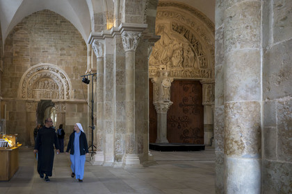 France, Yonne (89), parc naturel régional du Morvan, Vézelay, classé au Patrimoine Mondial de l'UNESCO, labellisé Les Plus Beaux Villages de France, point de départ de l'une des principales voies de pèlerinage de Saint-Jacques-de-Compostelle, la basilique Sainte-Marie-Madeleine, le frère Matteo et la soeur Petra de la Fraternité de Jérusalem dans le narthex