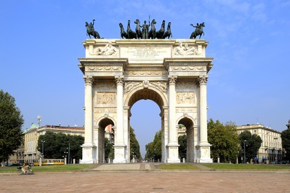 Italie, Lombardie, Milan, Porte de Simplon (Porta Sempione), marquée par un arc de triomphe historique appelé Arc de la Paix (Arco della Pace), construit par l'architecte Luigi Cagnola en 1807 pendant la domination napoléonienne