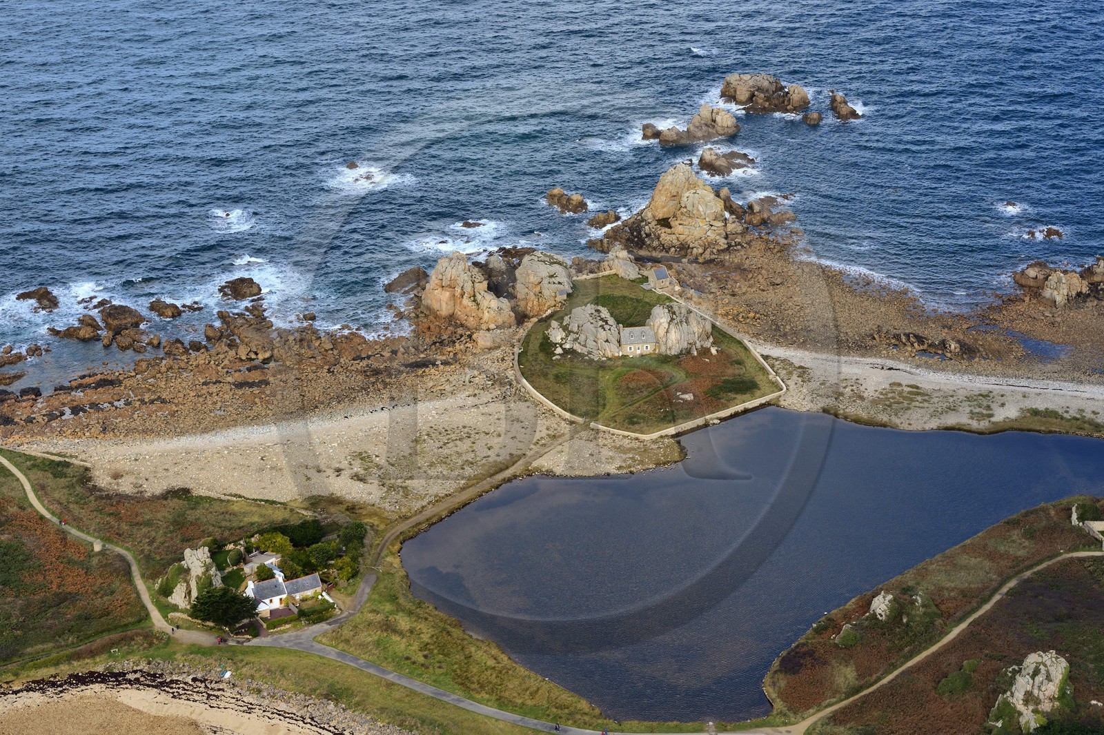France, Côtes-d'Armor (22), Côte d'Ajoncs, Plougrescant, Anse de Pors Scaff, la petite maison de Castel Meur, toute représentation commerciale de cette maison est interdite (vue aérienne)