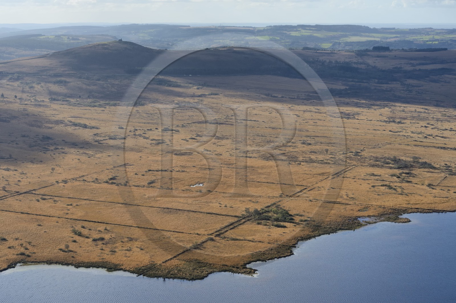France, Finistère (29), parc naturel régional d'Armorique, Monts d'Arrée, Brasparts, le réservoir de Saint-Michel et la chapelle Saint Michel au sommet du Menez Mikaël en arrière plan (vue aérienne)