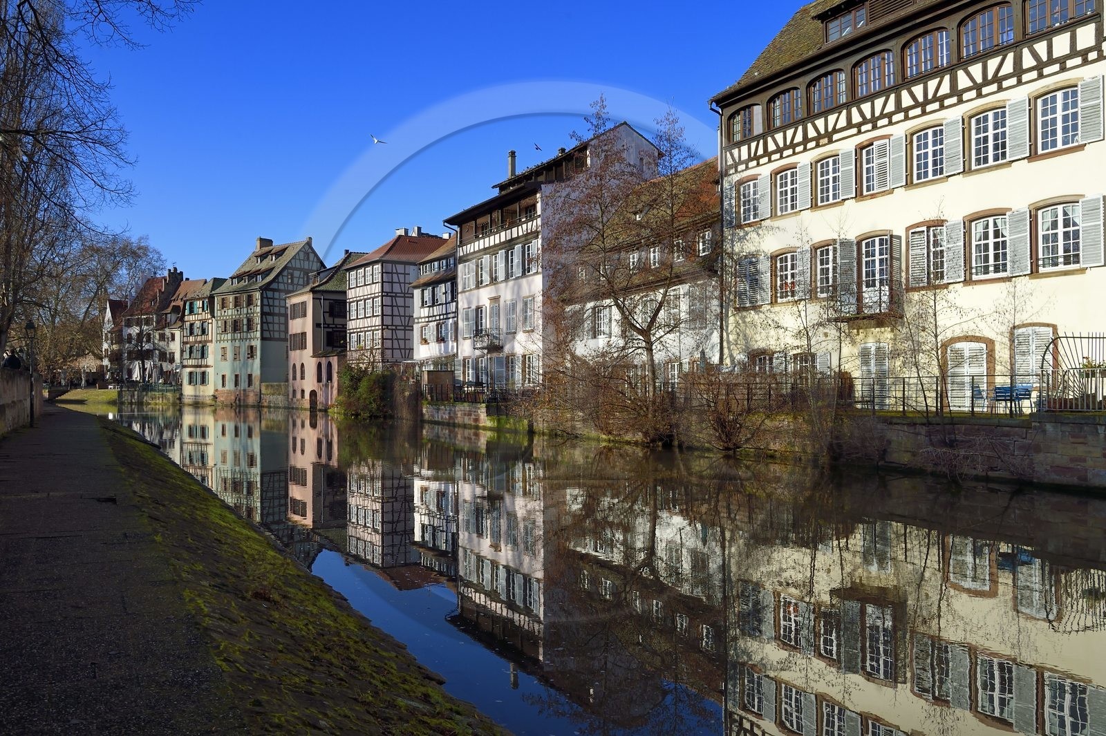 France, Bas-Rhin (67), Strasbourg, vieille ville classée au Patrimoine Mondial de l'UNESCO, quartier de la Petite France, quai de la Petite France le long d'un des bras de la rivière l'Ill