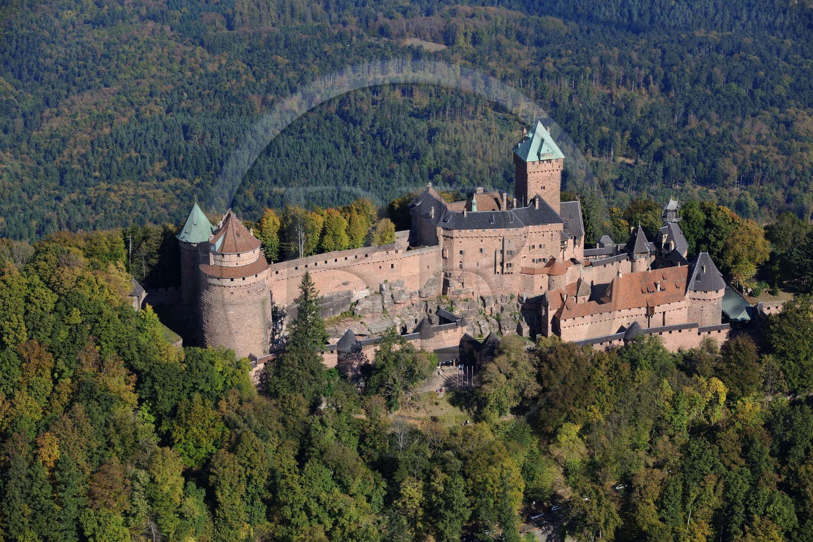 France, Bas-Rhin (67), le château du Haut-Koenigsbourg dans la forêt des Vosges (photo aérienne)