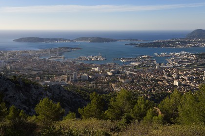 France, Var (83), Toulon, la rade depuis le Mont Faron, la presqu'Ile de Saint-Mandrier et le Cap Sicié en arrière plan