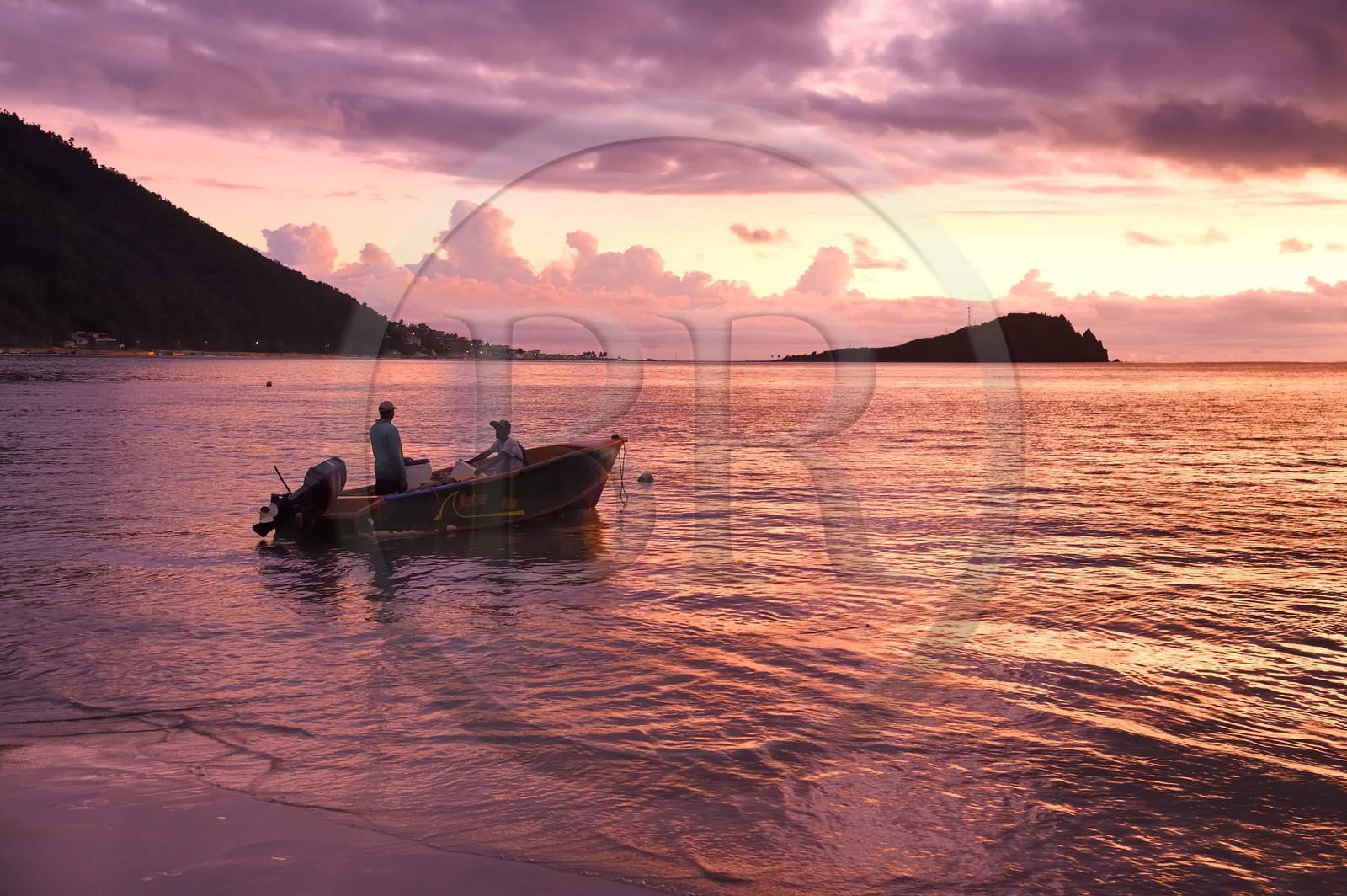 Caraïbes, Ile de la Dominique, baie de Soufrière, le village de Soufrière, pêche au filet en bordure de plage à la tombée de la nuit