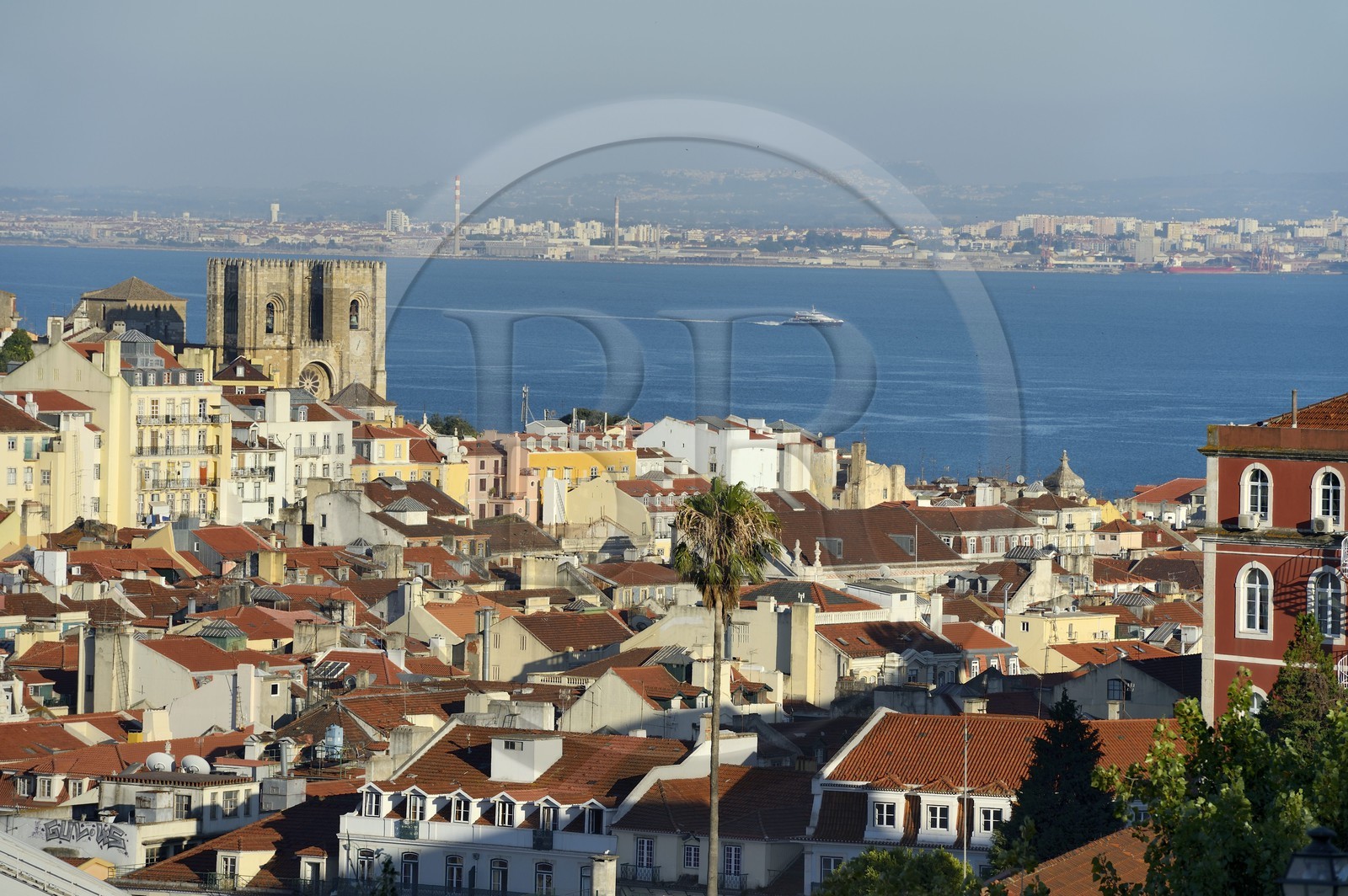 Portugal, Lisbonne, vue sur le quartier de la Baixa depuis le Miradouro de Sao Pedro de Alcantara et la cathédrale Sé Patriarcal dans le quartier de l'Alfama