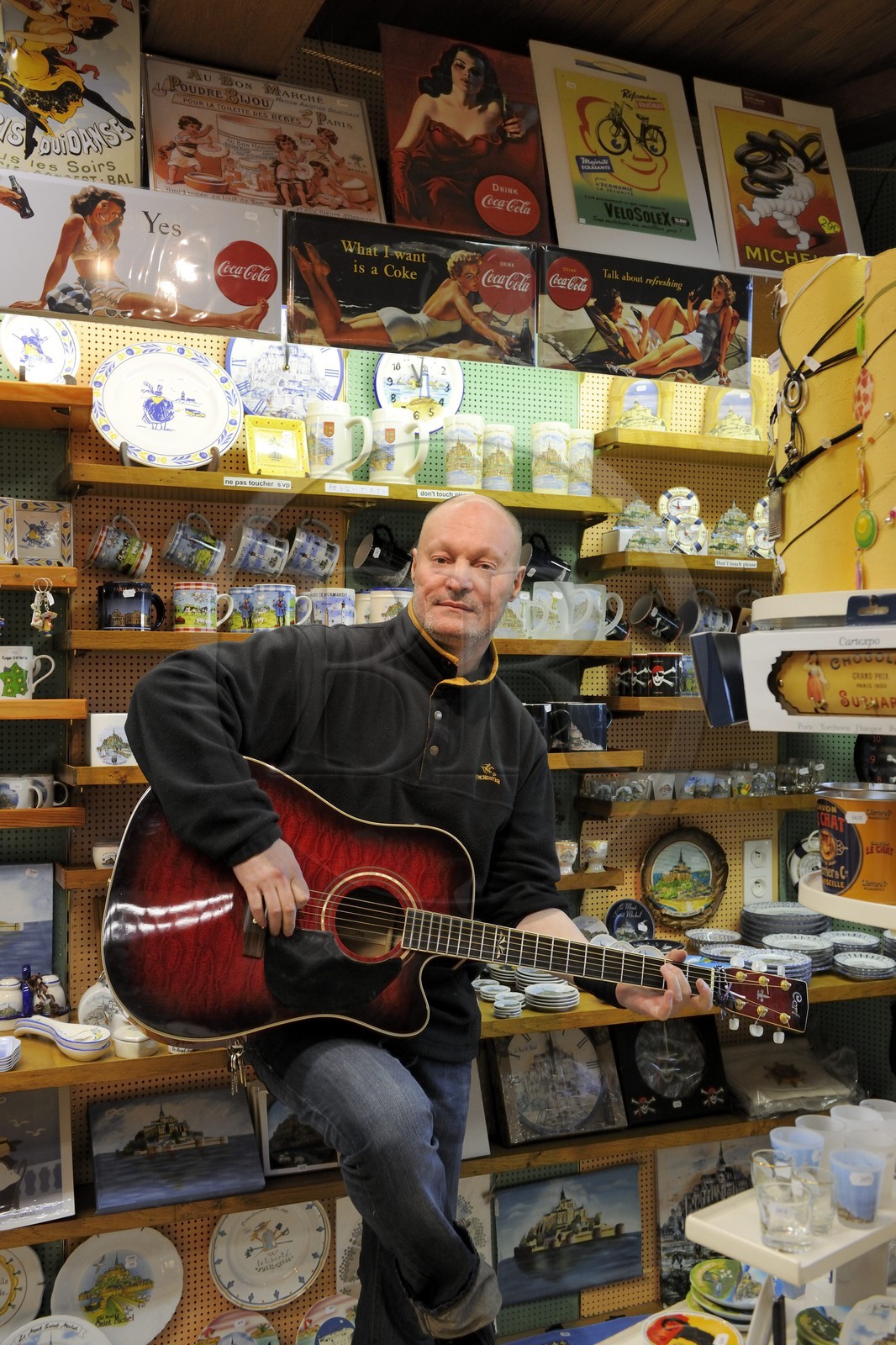 France, Manche (50), Mont-Saint-Michel, Paul Noël Auvray rockeur et marchand de souvenirs
