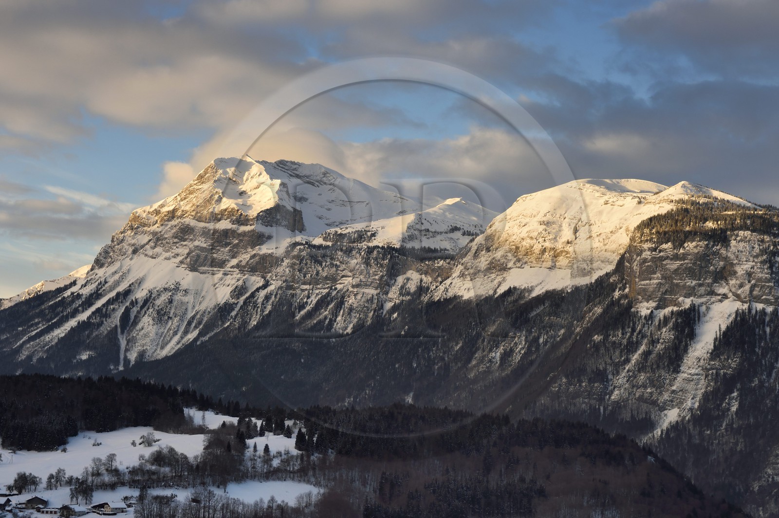 France, Haute Savoie, Araches la Frasse, Les Carroz d'Araches ski resort, the Aravis mountain range in the background