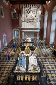 France, Côte-d'Or (21), Dijon, zone classée Patrimoine Mondial de l'UNESCO, Musée des Beaux-Arts dans l'ancien palais des ducs de Bourgogne, salle des tombeaux, la grande salle du palais contient les cénotaphes de Philippe le Hardi et de Jean sans Peur, au premier plan le tombeau de Jean sans Peur avec son épouse Marguerite de Bavière et le cortège des pleurants sculptés par Jean de la Huerta sous les gisants