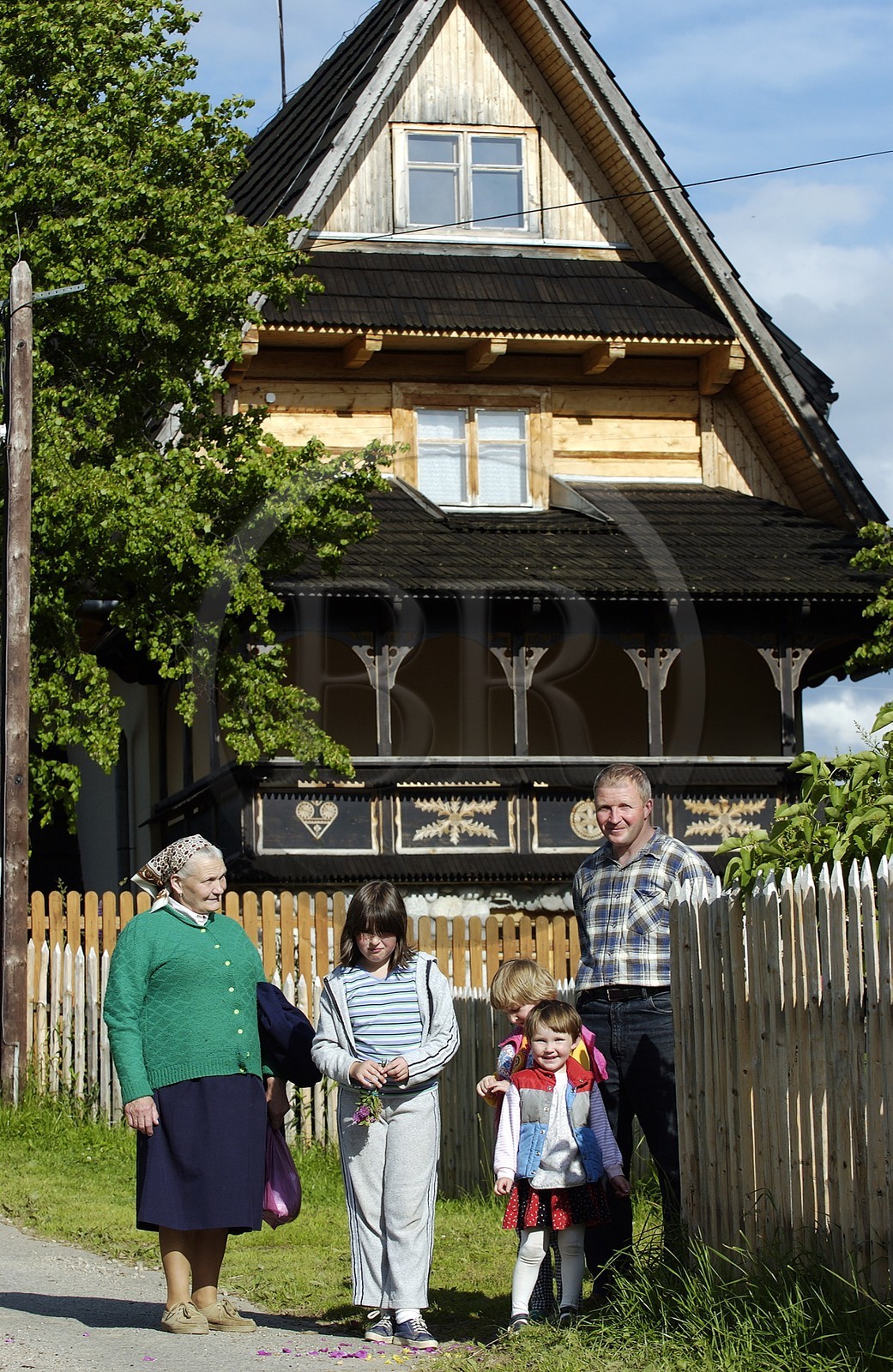 Poland, Lesser Poland, Carpathian Mountains, family of peasants in front of his wooden house in the area of Zarcopane