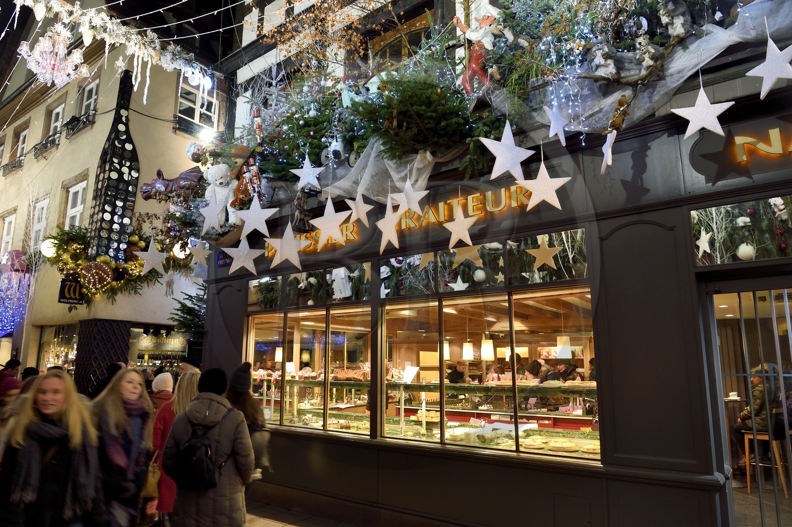 France, Bas-Rhin (67), Strasbourg, vieille ville classée au Patrimoine Mondial de l'UNESCO, vitrine de la patisserie Naegel décorée pour Noel rue des Orfèvres