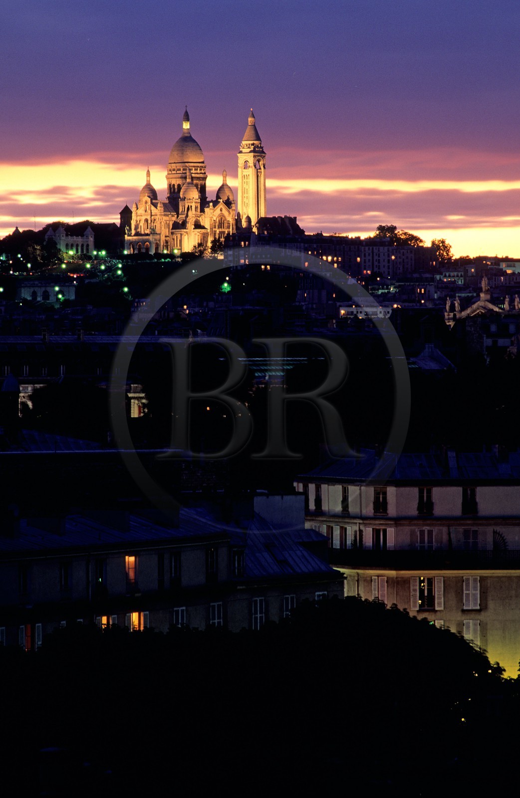 France, Paris (75), le Sacré-Coeur et Montmartre vu du quai de Jemmapes