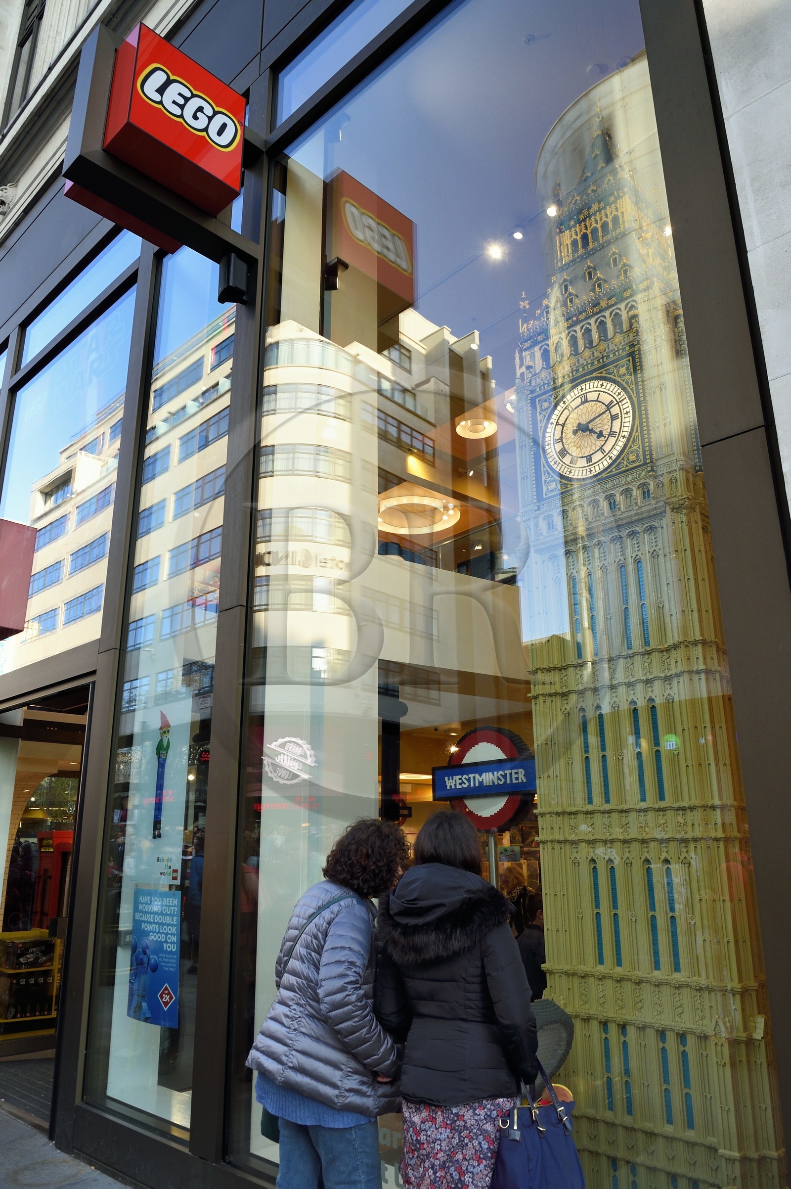 Royaume-Uni, Londres, quartier de West End, Magasin Lego sur Leicester Square, Big Ben reconstruit en Lego en vitrine