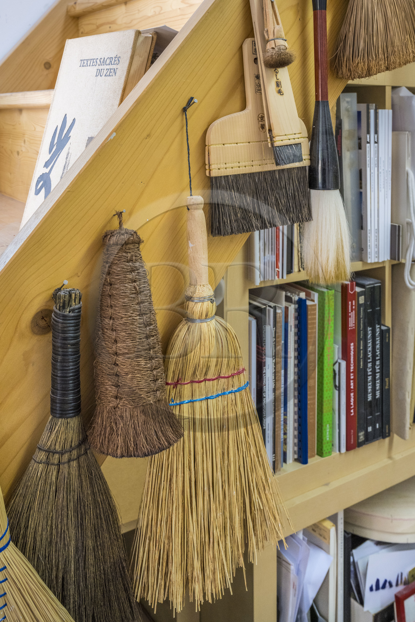 France, Hauts-de-Seine (92), Colombes, l'artiste et laqueur Isabelle Emmerique dans son atelier