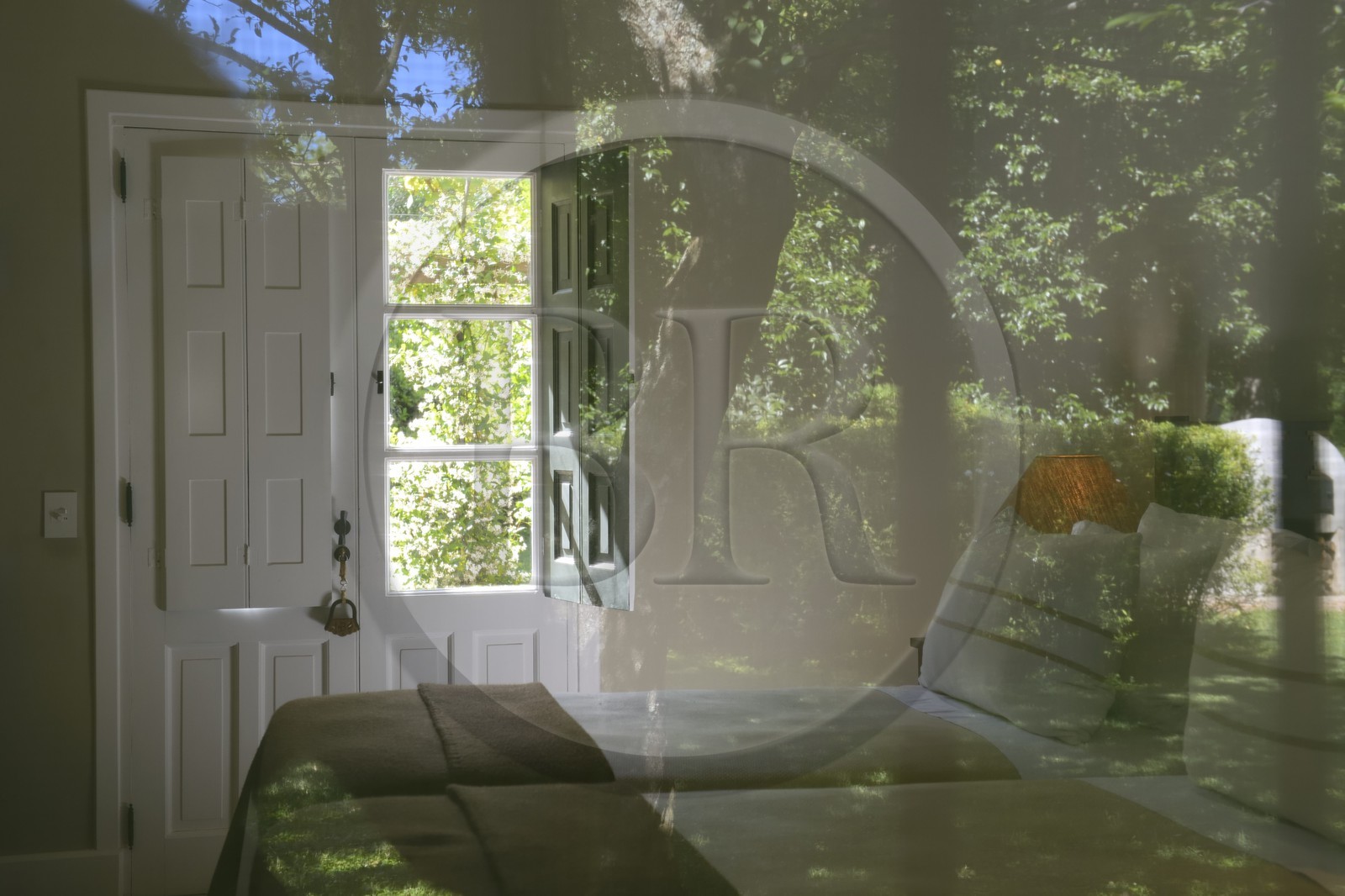 Argentine, province de Buenos Aires, San Antonio de Areco, estancia La Bamba de Areco, une des chambres de l'hôtel et reflet du jardin