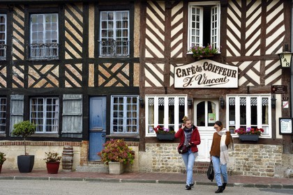 France, Calvados (14), Pays d' Auge, Beuvron-en-Auge, labellisé Les Plus Beaux Villages de France, Café du Coiffeur