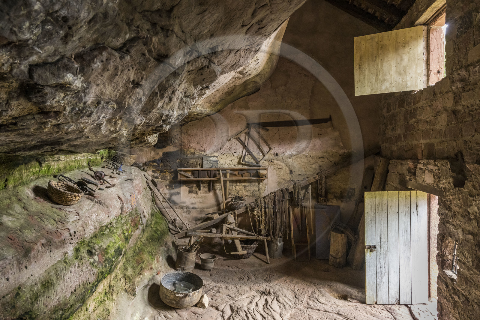 France, Bas-Rhin (67), Parc Naturel régional des Vosges du Nord, Eschbourg, Maisons des Rochers de Graufthal, habitations semi-troglodytiques du XVIIIe siècle et habitées jusqu'en 1958, l'étable et l'atelier