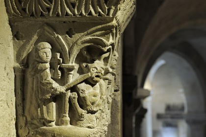 France, Seine-Saint-Denis (93), Saint-Denis, la basilique de Saint-Denis, la crypte, chapiteau d'une colonne romane