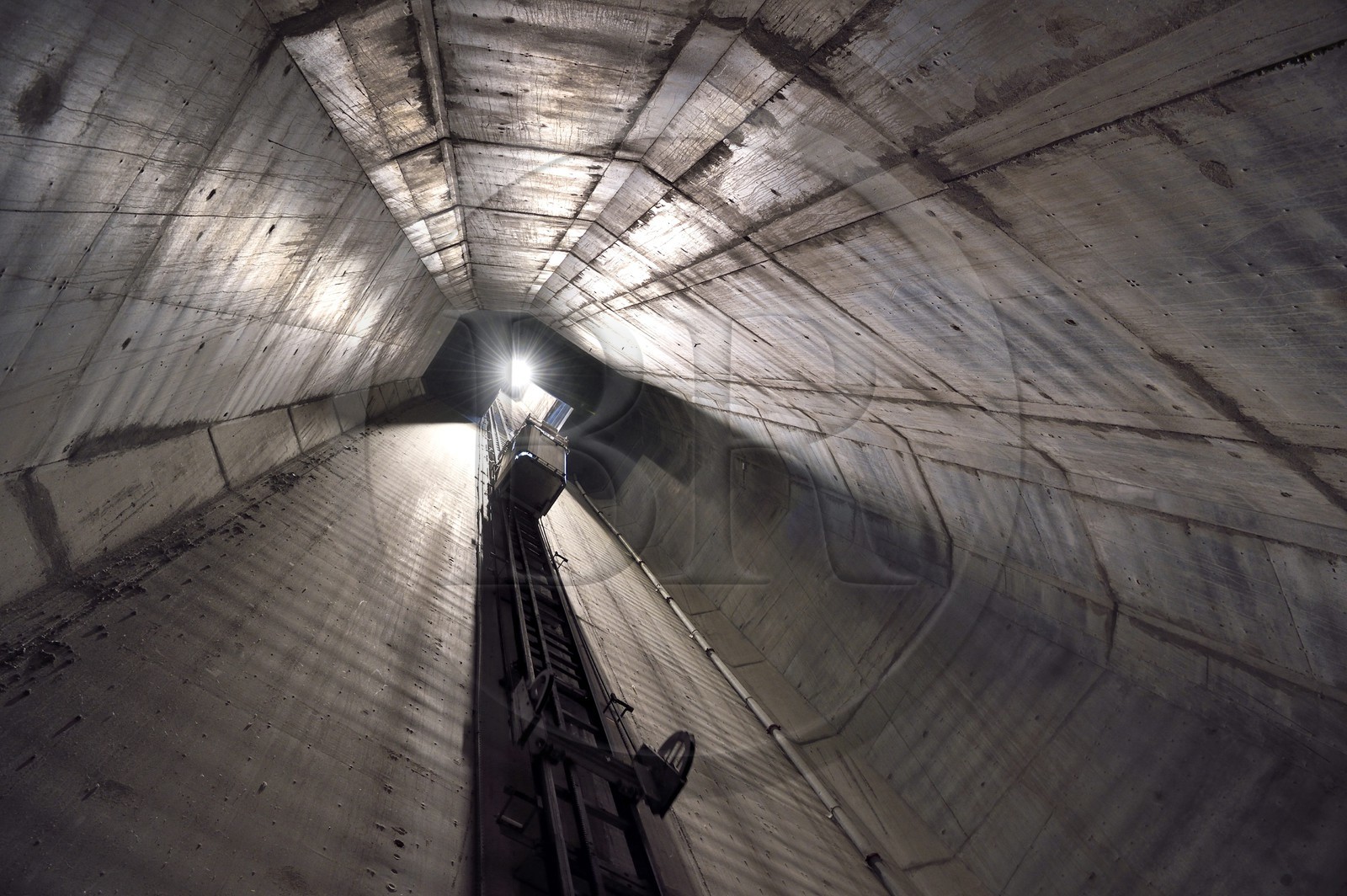 France, entre Calvados (14) et Seine-Maritime (76), le Pont de Normandie, monte-charge à l'intérieur d'un pied incliné du pylône sud
