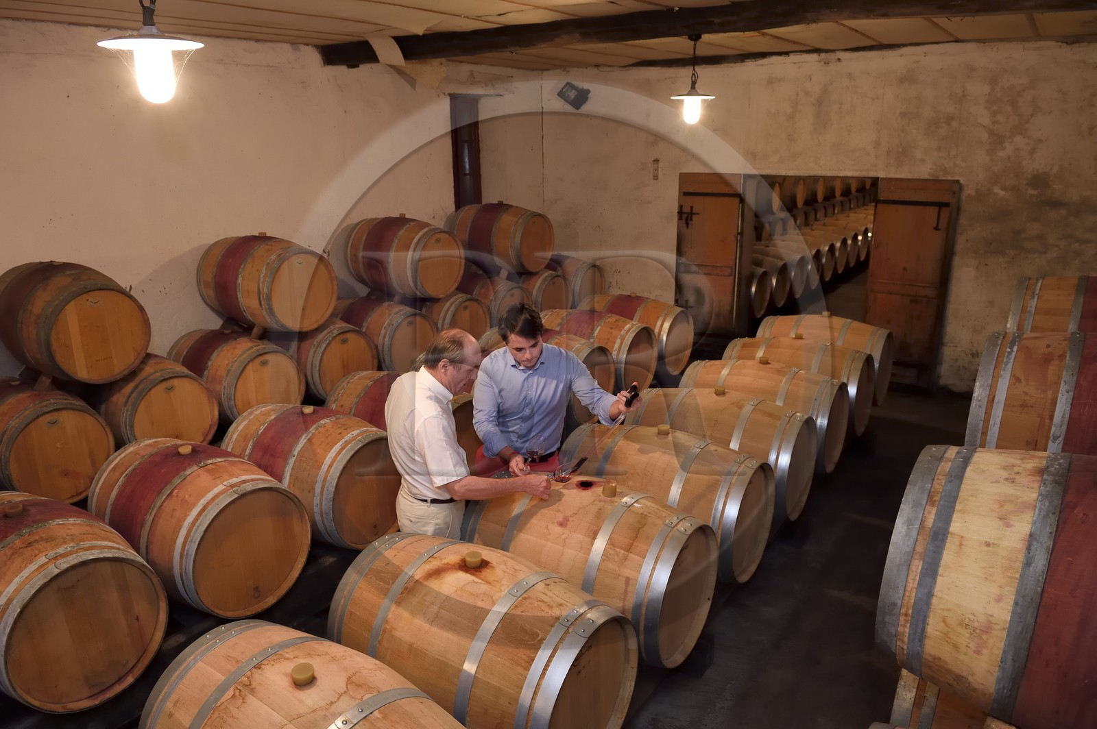 France, Dordogne (24), Creysse vers Bergerac, vignoble de Pécharmant, caves du chateau de Tiregand, Francois-Xavier de Saint-Exupéry proprétaire et viticulteur dans son chai