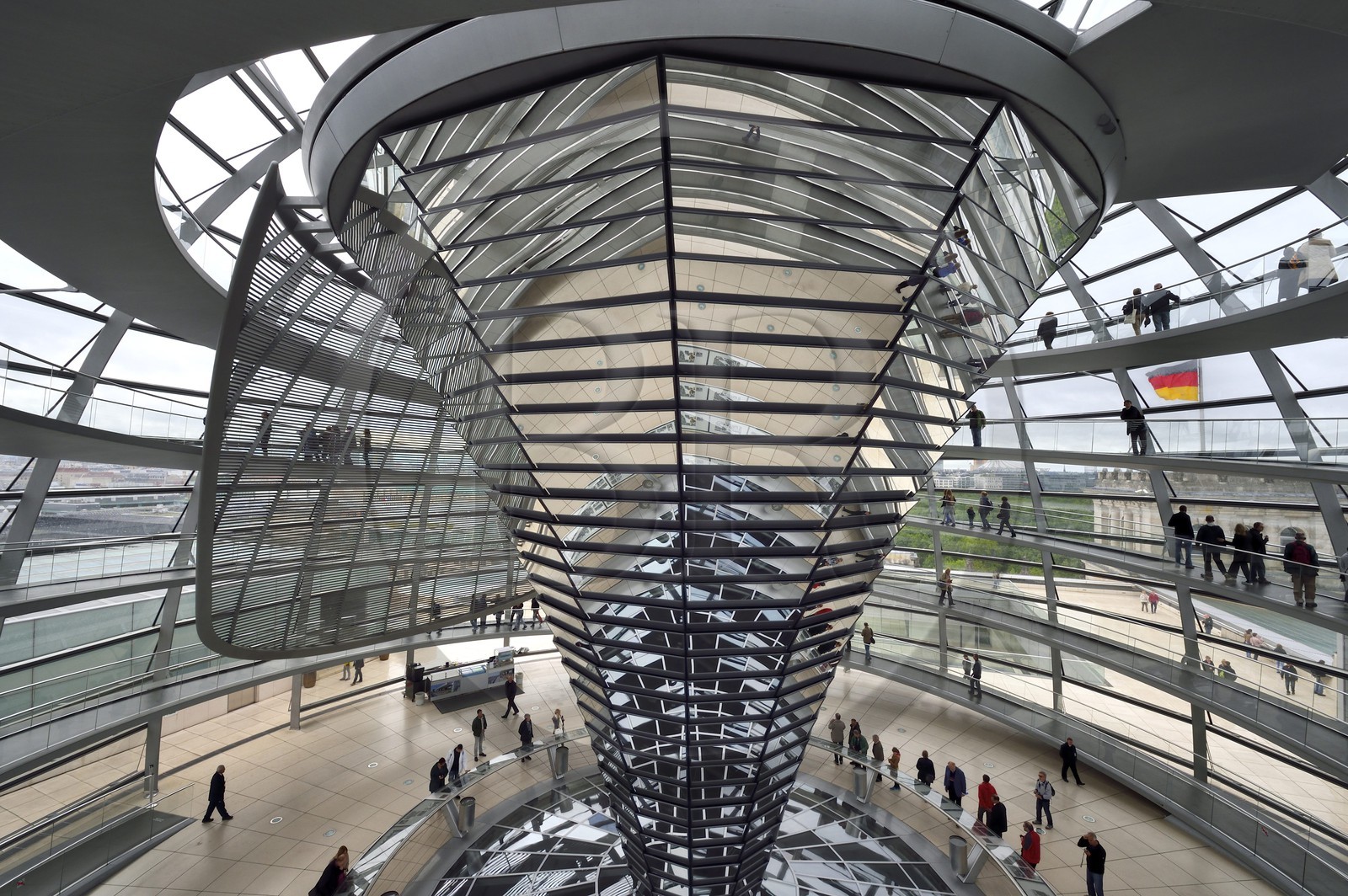 Allemagne, Berlin, Reichstag, dome en verre du Bundestag (parlement allemand depuis 1999) de l'architecte Sir Norman Foster