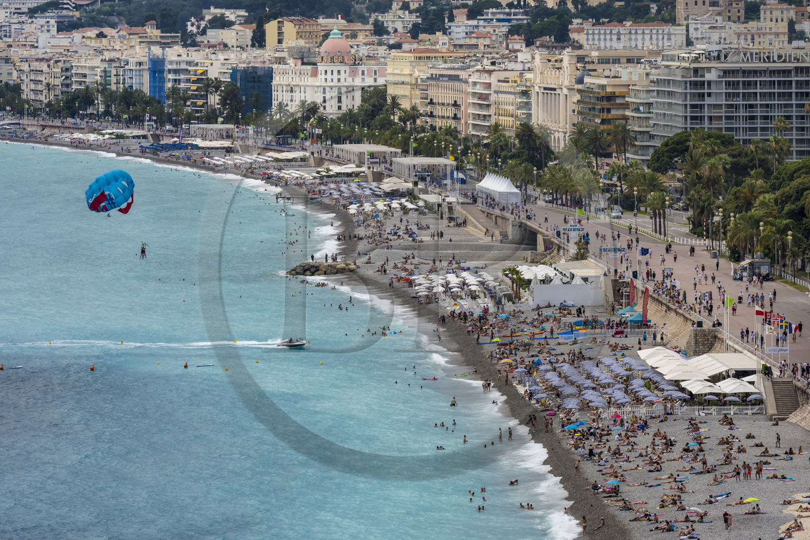 France, Alpes-Maritimes (06), Nice classée Patrimoine Mondial de l'UNESCO, vue depuis le belvédère de la colline du chateau sur la plage du Castel, le quai des Etats-Unis et la Promenade des Anglais