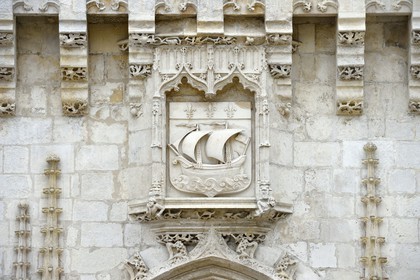 France, Charente-Maritime (17), La Rochelle, facade extérieure de style gothique flamboyant de l'Hôtel de Ville, blason de la ville