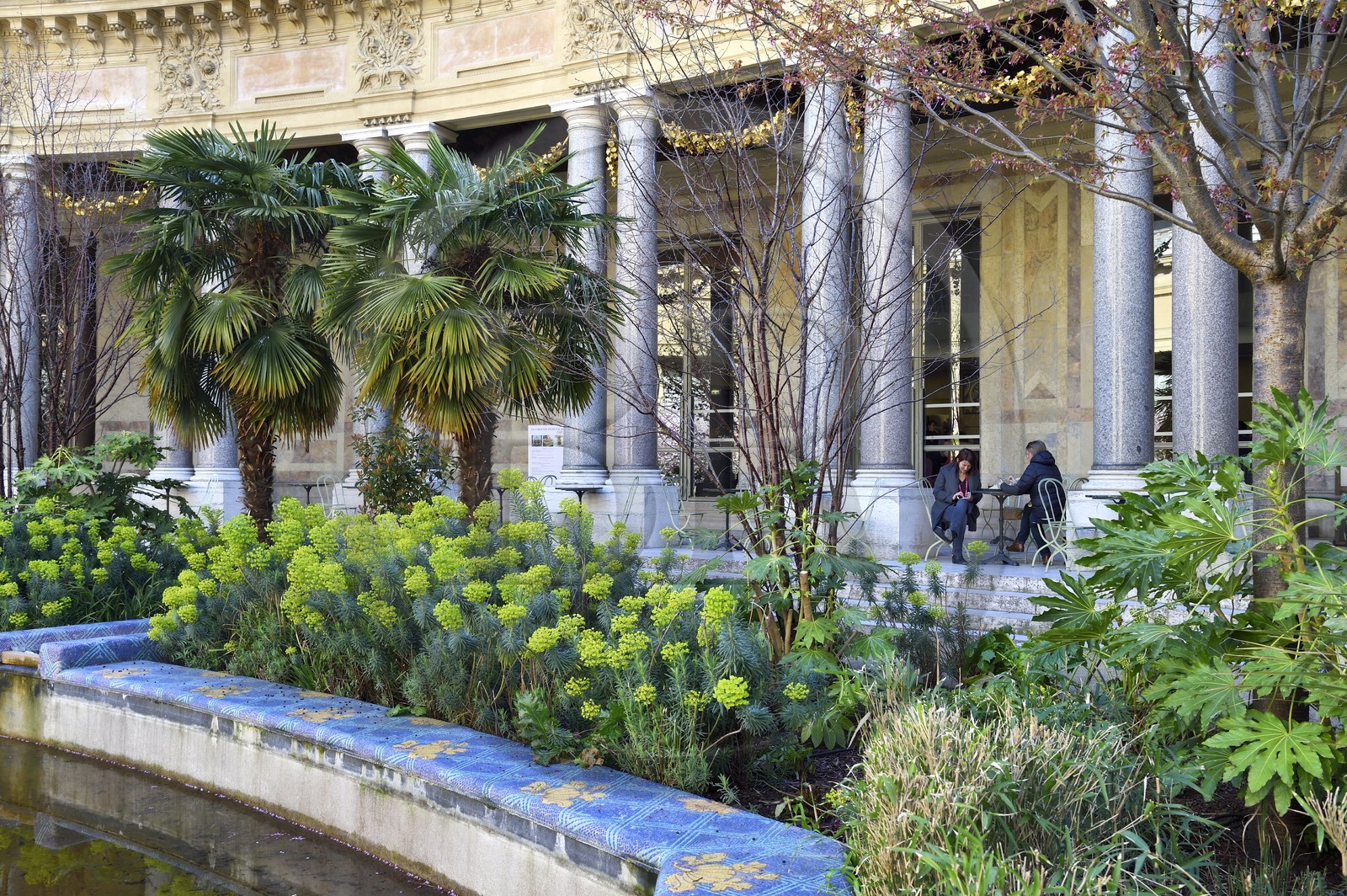 France, Paris (75), Le Petit Palais, construit à l'occasion de l'Exposition universelle de 1900 par l'architecte Charles Girault, le Café sous les colonnes dans le jardin