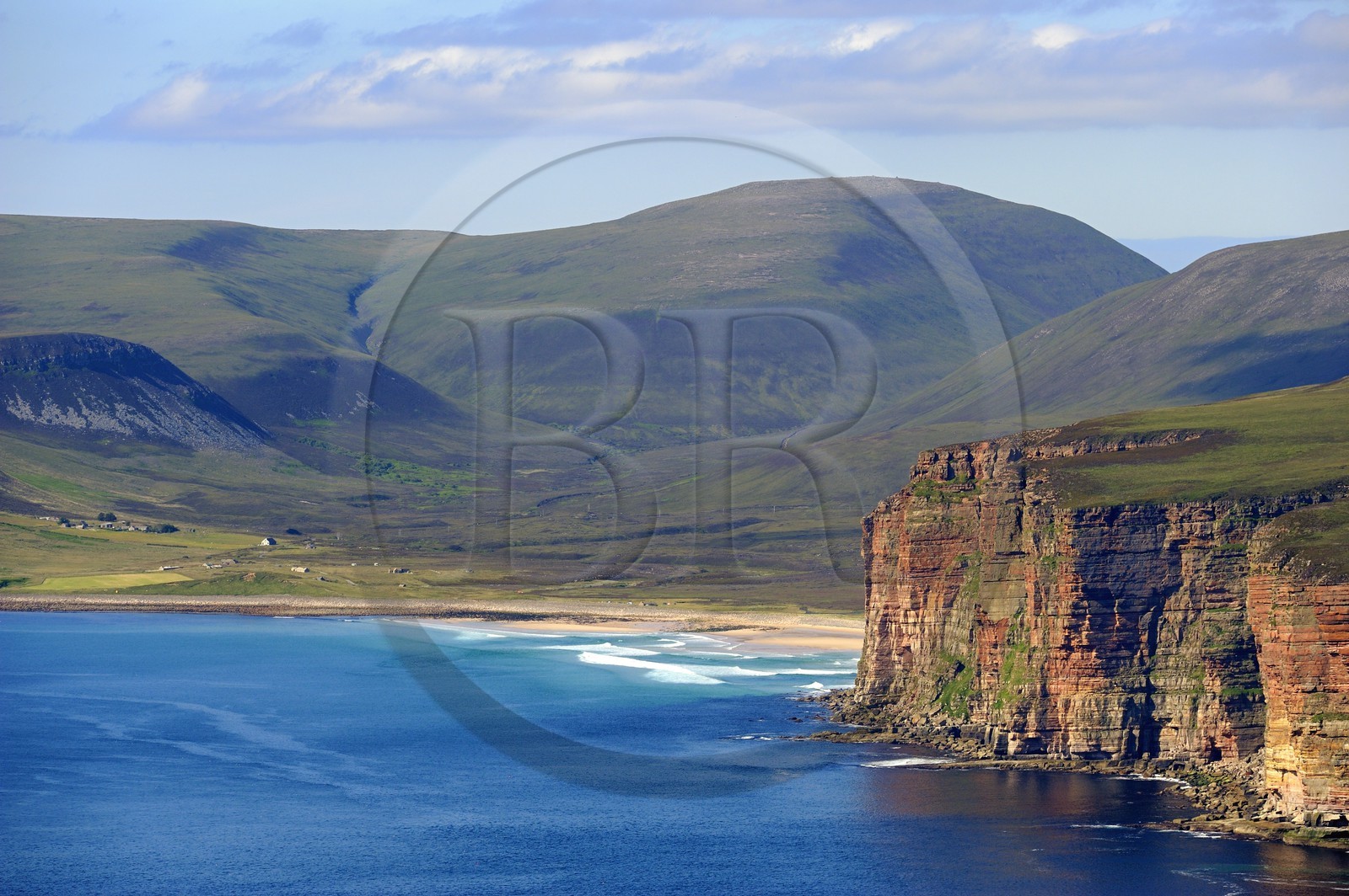 Royaume-Uni, Ecosse, Iles Orcades, falaises sur la côte occidentale de l'Ile de Hoy au sud de Rackwick (vue aérienne)