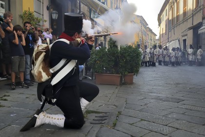 Italie, Ligurie, Sarzana, Napoleon Festival, soldat français de la Grande Armée faisant feu sur l'ennemi autrichien dans la Via Mazzini rue principale de la vieille ville